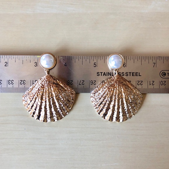 💐NWOT! Seashell Shaped Gold Colored Drop Earrings - Picture 2 of 3